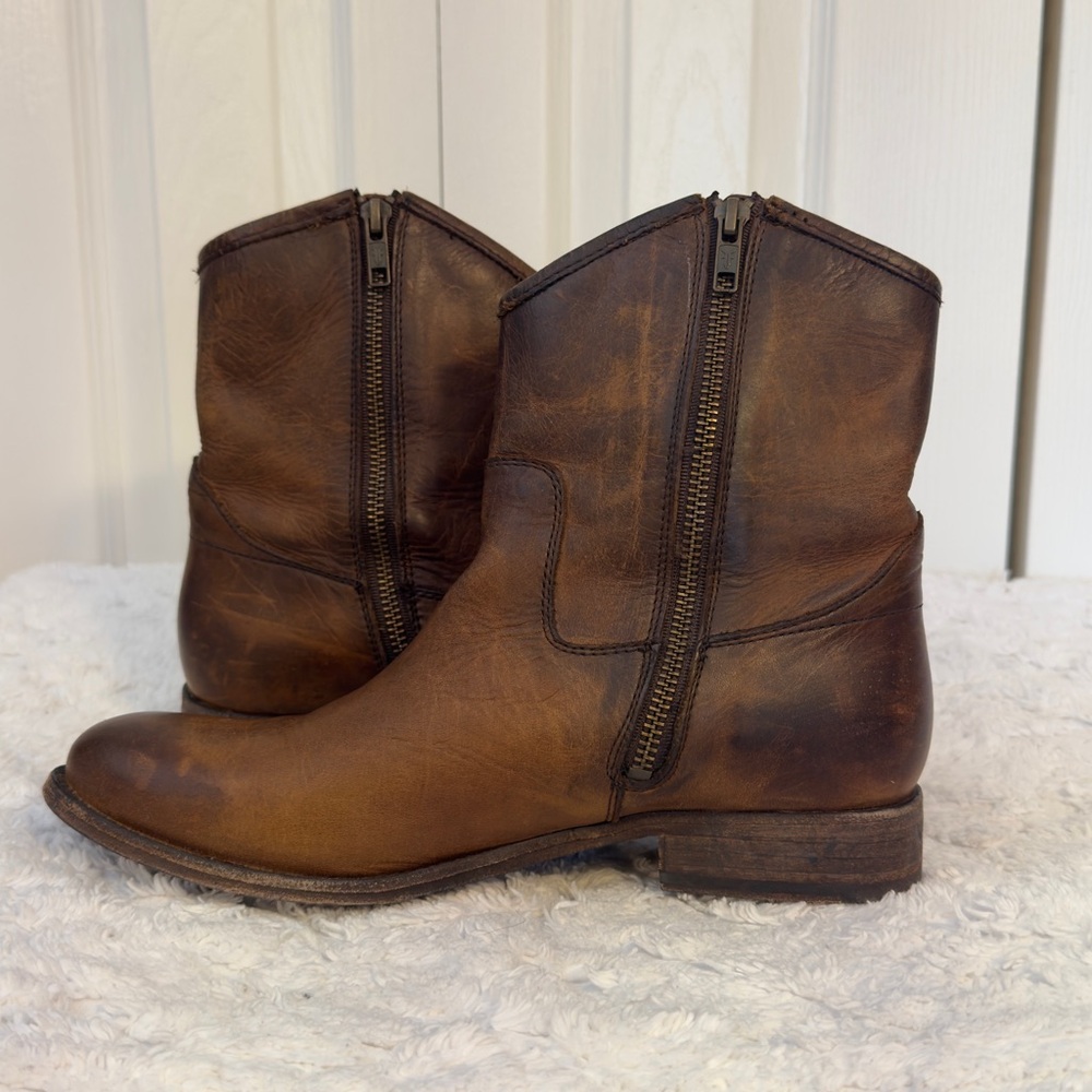 Frye Melissa Button Short Boot. Distressed leather. 8 B. Gently worn - Picture 8 of 13